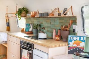Fold-away shelving in a kitchen