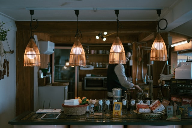 4 lights in a country-inspired kitchen